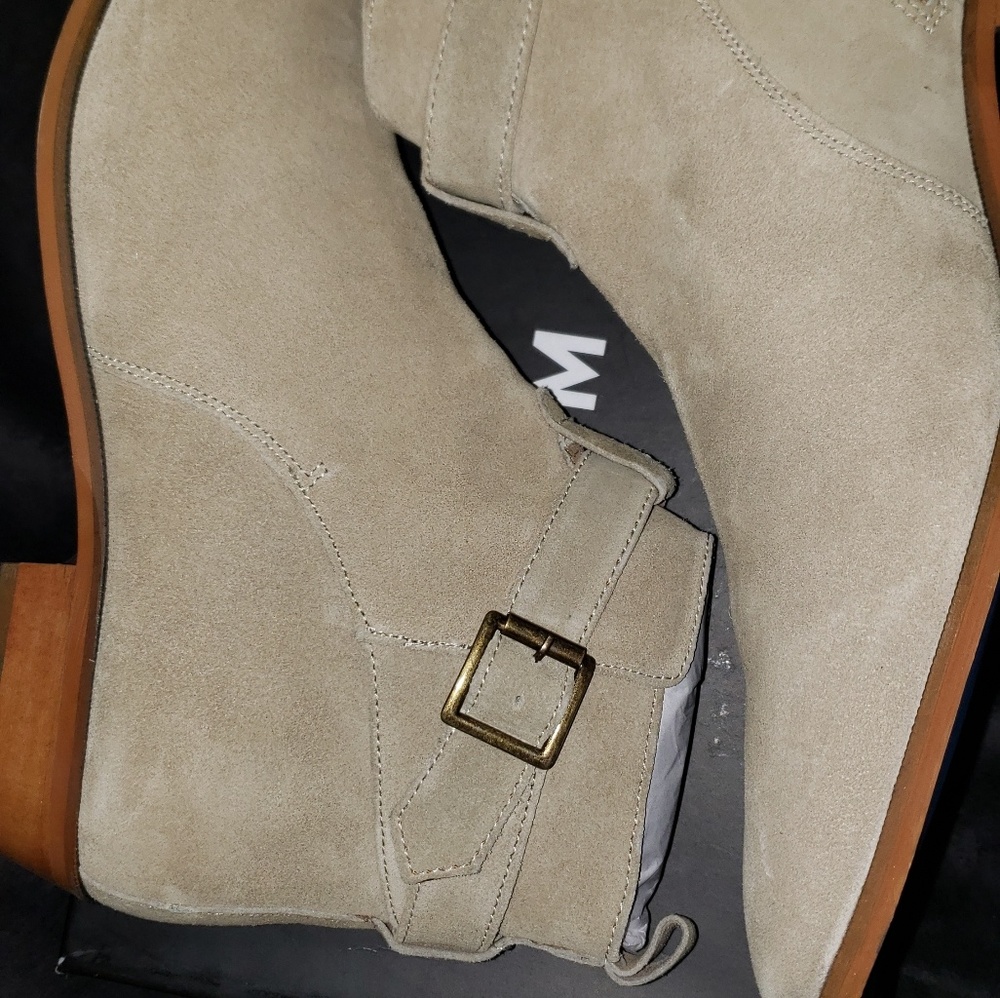 Boots - Picture 2 of 5